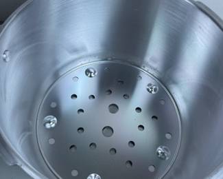 LOT 582 PRESTO 16 QT HEAVY GAUGE PRESSURE CANNER & COOKER