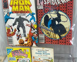 LOT 452 COMIC BOOKS MARVEL SPIDERMAN SPIDER-MAN DC WALT DISNEY KEY ARCHIES AQUAMAN BATGIRL KLAW FANTASTIC FOUR TWILIGHT ZONE CONAN BLACK PANTHER WOLFPACK
