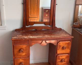 LOT 241 - 248 FURNITURE PIECES THIS PIECE IS LOT 244 WOOD DRESSING TABLE WITH MIRROR FURNITURE