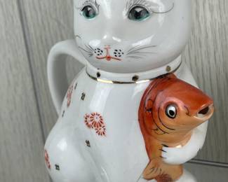 LOT 299 KITTY CAT COLLECTIBLES PITCHER ALSO IN THIS LOT ARE CAT SALT & PEPPER SHAKERS & GLASS FIGURINE