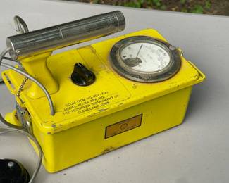 LOT 1089 VICTOREEN GEIGER COUNTER CDV 700 RADIATION