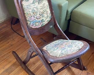 LOT 6 OF 788 ANTIQUE FOLDING WOOD ROCKING CHAIR W TAPESTRY FABRIC