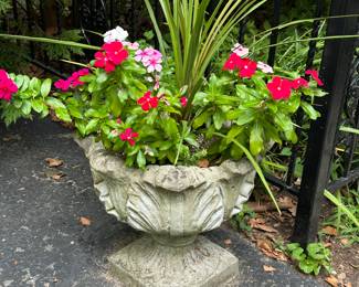 Cast concrete planter 