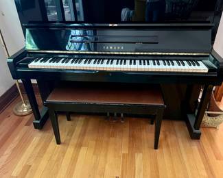 Yamaha piano - polished EbYamaha piano  - polished Ebony ony 