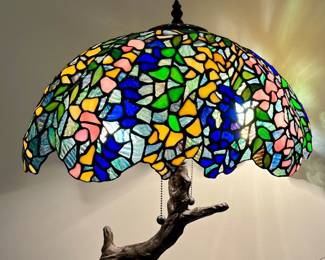 Stunning Tiffany-style stained glass tree table lamp