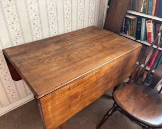 Drop leaf table with 2 extensions