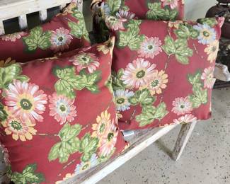 4 matching pillows