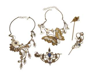 1191
A Group of Binda Mixed Metal Jewelry
Five works in brass, bronze and silver-colored metal comprising two ornate bib/festoon necklaces with scrolled flowers and butterfly motifs, witth carved mother of pearl accents and various gemstones including moonstone, amethyst, lapis lazuli, sodalite, and carved rock crystal, as well as two ornate hair slide ornaments with matching pins, and a single brass butterfly hair pin, four marked verso
7 pieces
Largest necklace: 20-19 in L x 6 in H; Smallest slide: 2 in H x 6 1/2 in. W
259.7 grams gross
Estimate: $200 - $400