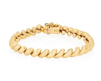 1071
A 14K Gold Bracelet
Featuring diagonal half round links of alternation high polished and textured gold, Italy
Length: 7 1/4 in.
15. 9 grams gross
Estimate: $600 - $800