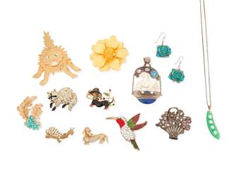 1163
A Group of Vintage Costume Jewelry
Twelve works comprising a variety of whimsical animal and botanical jewelry including a Sajen sterling silver pendant with a carved mother of pearl horse surrounded by set chalcedony, lapis lazuli, druzy quartz, and amethyst, a pair of carved turquoise and sterling floral earrings, a green jade and pearl "peapod" pendant necklace, as well as various brooches including a 1990s KJL Kenneth Jay Lane gold-toned floral brooch, a Boucher diamanté dachshund pin, a vintage Murray Chuven sterling silver, marcasite, amethyst, and onyx floral basket brooch, and six further brooches in enamel and diamanté accents including a Trifari leaf sprig, a snail, a raccoon, a hummingbird, and a JJ "scaredy cat" gold-toned metal brooch
13 pieces
Pendants: 3 1/4 in & 2 in.; Brooches: 3 1/2 in. - 1 in.; Earrings: 1 3/4 in.
262.7 grams gross
Estimate: $200 - $400