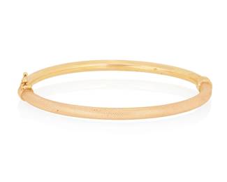 1009
An 18K Rose Gold Bangle
Of a hinged design featuring high polish and textured gold, with Italian workshop marks
Inner circumference: 7 in.
5.9 grams gross
Estimate: $300 - $500