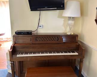Everette Piano, TV, Lamp