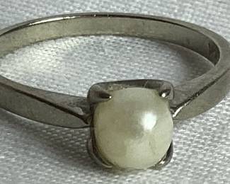 10 KT Gold Ring with Pearl - Size 6.5