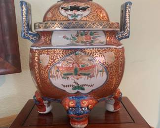 Late 19th Century Japanes Imari Oval Porcelain Incense Burner with Two Phoenix Bird Panels and Blue Lion Dog Finial, Inscribed "fuku" (Good Fortune)
