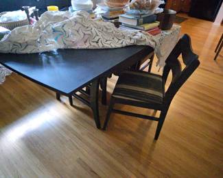 Dining Room Table w Leaves and 6 Chairs
