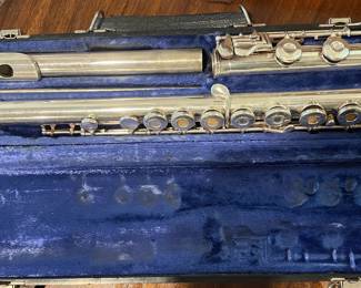 Vintage Gemeinhardt M3S solid silver flute #607366 Solid silver headjoint, body, and footjoint.
Silver-plated keys (in most models).
Open-hole (French) keys.
Inline G key configuration.
Low C footjoint or Low B footjoint depending on the specific model variation.