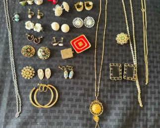 FR148Vintage Costume Jewelry Lot