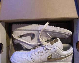 WOMENS SIZE 8 RETRO AIR JORDAN'S 