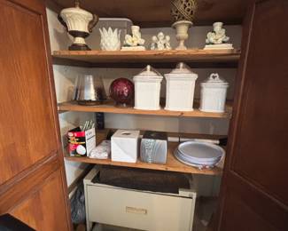 Ceramic decor and jars 