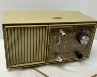 Vintage General Electric Radio Model C2400-T Beige