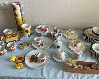 Sunflower & strawberries China sets