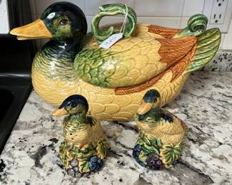 Soup bowl duck & salt & pepper shakers ducklings