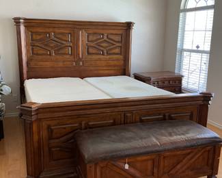 King bed Tempur-Pedic (remotes included )