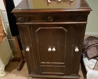 Victrola Cabinet Sans Record Player