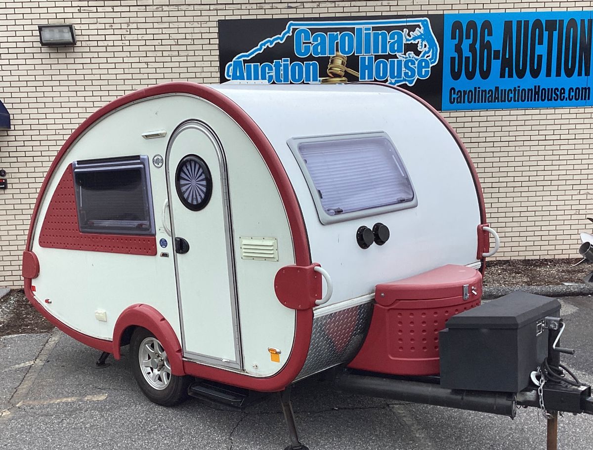  2017 Nucamp 320 320 Color: CREAM w RED TRIM 2017 Nucamp Tab 320 Teardrop Travel Trailer, Trailer In Very Good Condition, Bathroom With Shower & Toilet, U Shaped Dinette Converts To Bed, Kitchen Area With Stove Top, 15in Flatscreen Television, 15ft Exterior Length