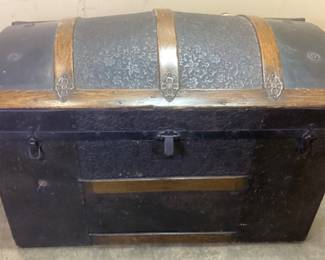 ANTIQUE HUMP BACK STEAMER TRUNK