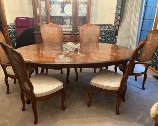Stanley dining table w 2 leaves, 6 chairs, and four table pads
