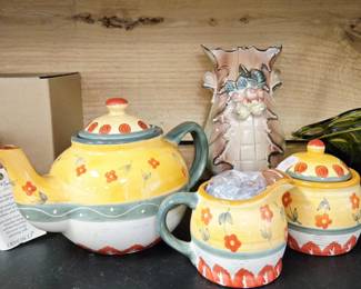 Teapot sugar and creamer