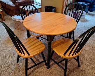 Round Table And 4 Chairs