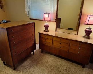 Bedroom Dressers And 2 Lamps