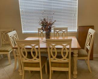 Dining room table with 8 chairs and one leaf