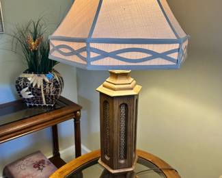 Lamp with lampshade 