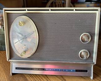 1965 Sears/Silvertone Instant Sound Clock Radio