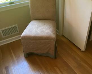 Slipper chair