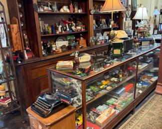Cases of vintage and antique special finds