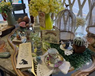 Bird cages, beautiful displays of decorative pieces