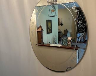 Pretty oval mirror