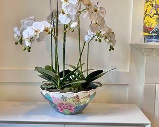 Tobacco leaf hand painted centerpiece large decorative bowl. Scalloped rim, heavy porcelain, marked on underside.
Available for online purchase and national shipping.
Excellent condition, no cracks chips or repairs.