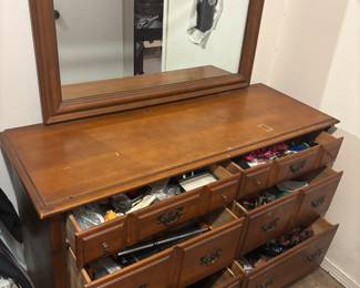 Maple dresser w mirror
50”w 18”d 32”t 65”t w mirror $125.00