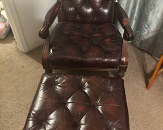 Leather arm chair w ottoman
Chair: 30”w 27”d 34”t Otto: 25x21x 13”t
$ 250.00 set
