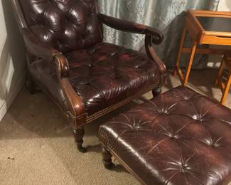 Leather arm chair w ottoman
Chair: 30”w 27”d 34”t Otto: 25x21x 13”t
$ 250.00 set