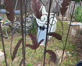Metal yard screen