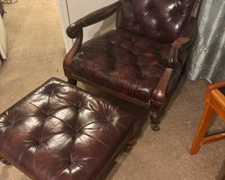 Leather arm chair w ottoman
Chair: 30”w 27”d 34”t Otto: 25x21x 13”t
$ 250.00 set