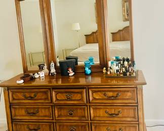 Late 20th-century Stanley Furniture dresser with a three-panel folding mirror in the Italian Provincial style
