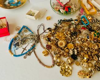Assorted Vintage Jewelry