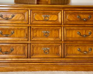Late 20th-century Stanley Furniture dresser with a three-panel folding mirror in the Italian Provincial style